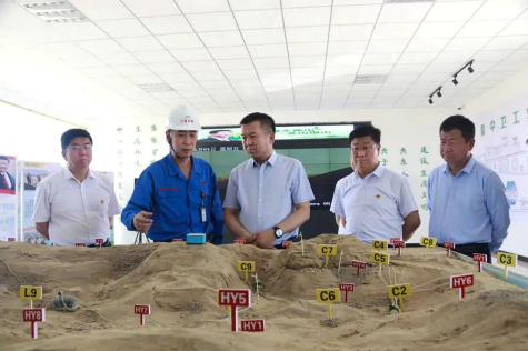 馬洪海市長(zhǎng)調(diào)研中衛(wèi)工業(yè)園區(qū)蒸發(fā)池地下水治理工作