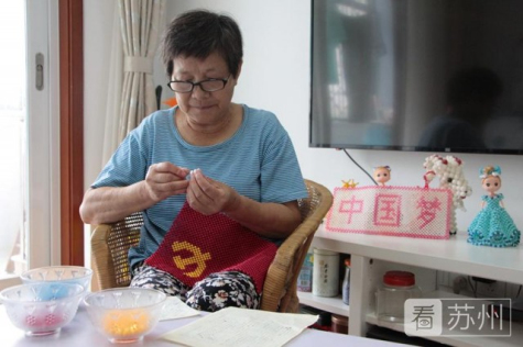 1912顆！退休老黨員用彩珠串起心中的黨旗！