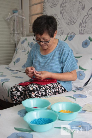 1912顆！退休老黨員用彩珠串起心中的黨旗！